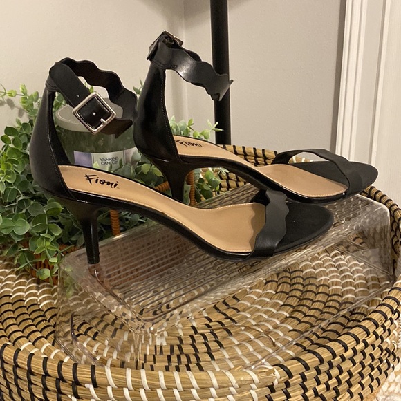 Women’s Black Scalloped Strappy Heels, Size 8.5, NWOT, never worn.  No defects - Picture 3 of 11